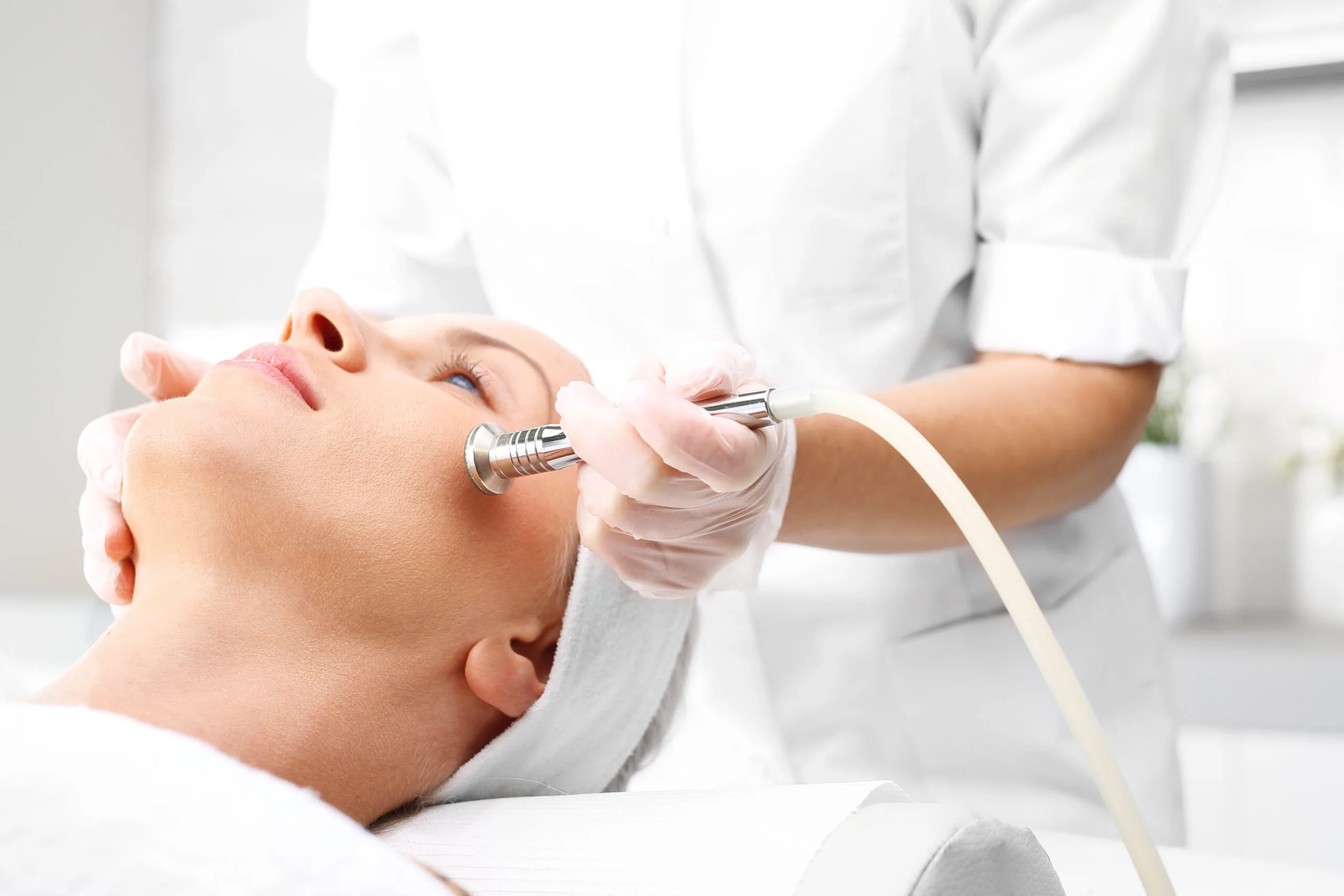 Hydradermabrazja – rewolucyjny zabieg oczyszczający i nawilżający skórę